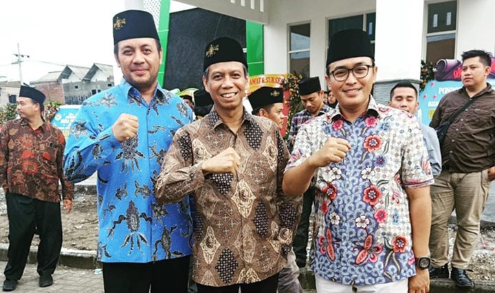 Kiri ke kanan: Firman Syah Ali Bendum IKA PMII Jatim, KH. Amin Said Husni Ketua IKA PMII Jatim, dan Baddrut Tamam Sekretaris IKA PMII Jatim berfoto di depan Graha Pergerakan. foto: ist.