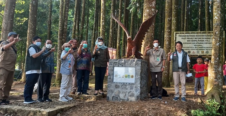 Manajemen PT Smelting bersama Taman Safari dan KLH saat sosialisasi pelestarian elang Jawa, di Sukabumi. foto: ist.