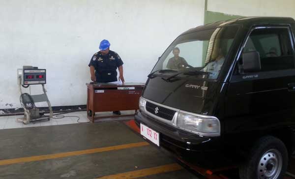 KROSCEK : Salah seorang petugas Uji KIR di kantor UPTD Dishub Sumenep, saat mengkroscek kendaraan dalam proses uji KIR. (foto: faisal/BANGSAONLINE)