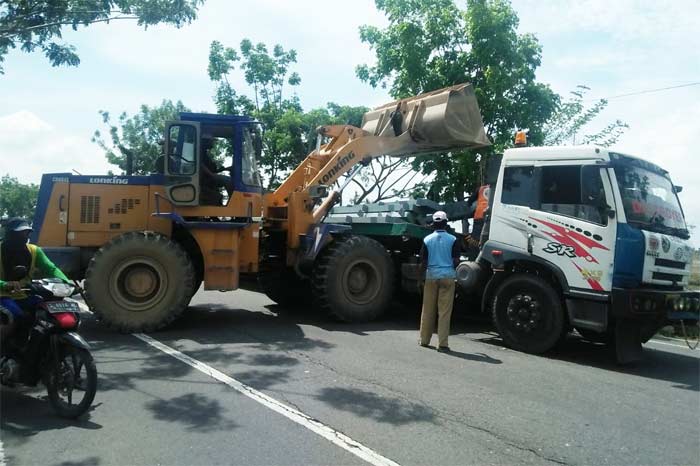 Truk Kelebihan Muatan Ratusan Batang Besi  Tumpah 