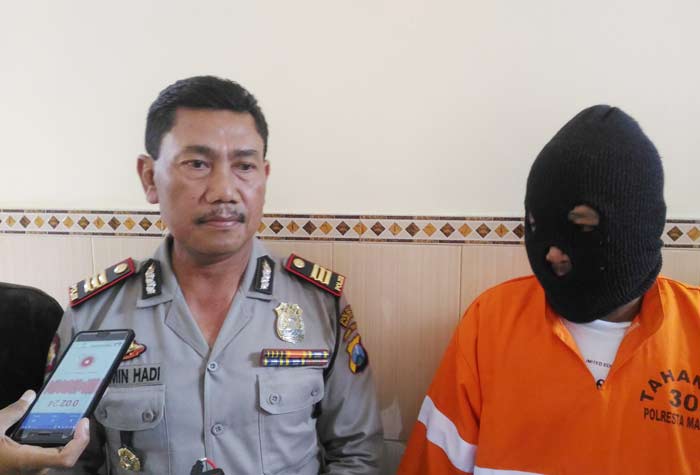 AKP Tukimin Hadi, Wakapolsek Klojen, saat merilis perkara pencurian di Mapolsek Klojen, Rabu (6/12). Foto: IWAN IRAWAN/BANGSAONLINE