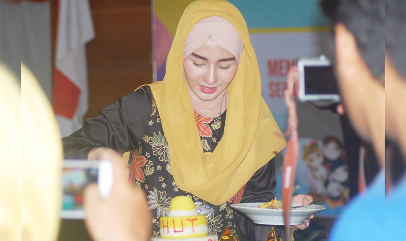 Novita Nur Arifin saat potong tumpeng di ultah IGTKI dan GOPTKI. foto: HERMAN/ BANGSAONLINE