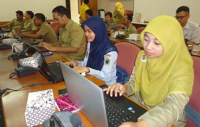 Para operator saat pelatihan. foto: syuhud/ BANGSAONLINE