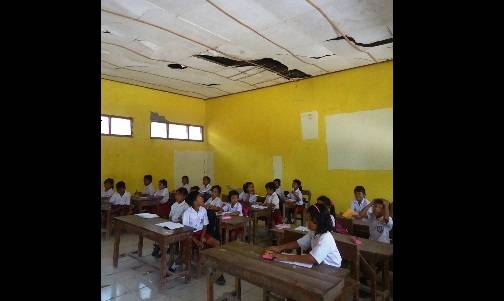 Salah satu kondisi kelas di SDN 1 Ledok Wetan Bojonegoro yang terlihat jebol. (Eky Nur Hadi/BANGSAONLINE)