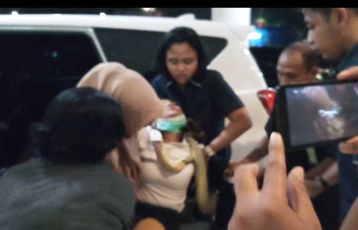 Vanessa Angel dibopong keluarganya saat tiba di RS Bhayangkara.