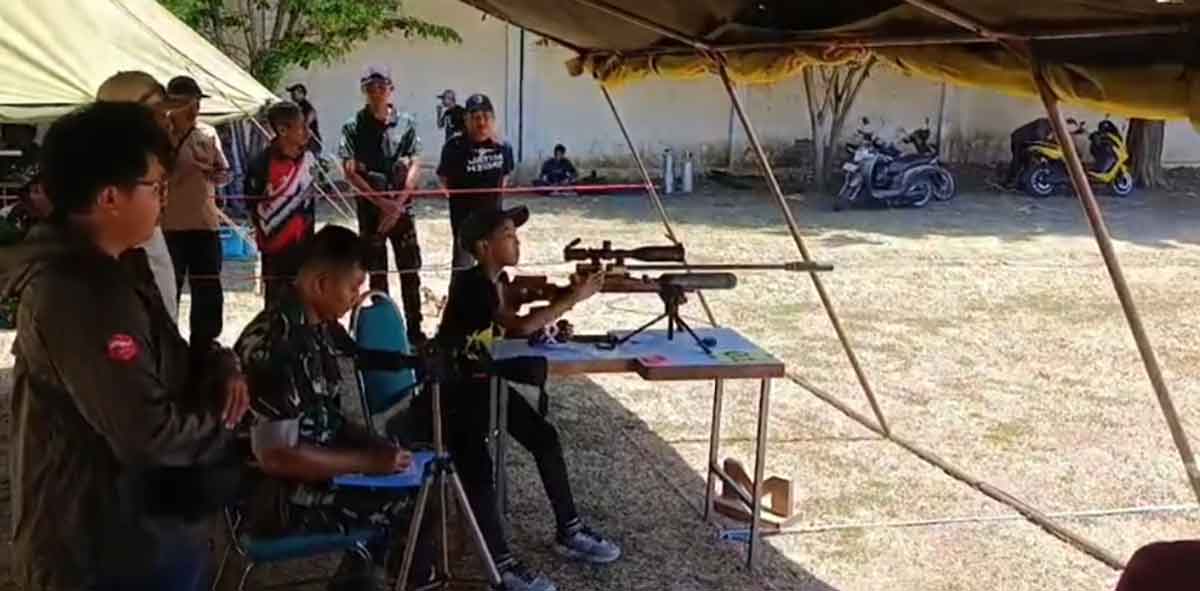 Arshaka, peserta cilik berusia 10 tahun asal Malang yang mengikuti lomba menembak di Lapangan Wijaya, Kota Pasuruan.