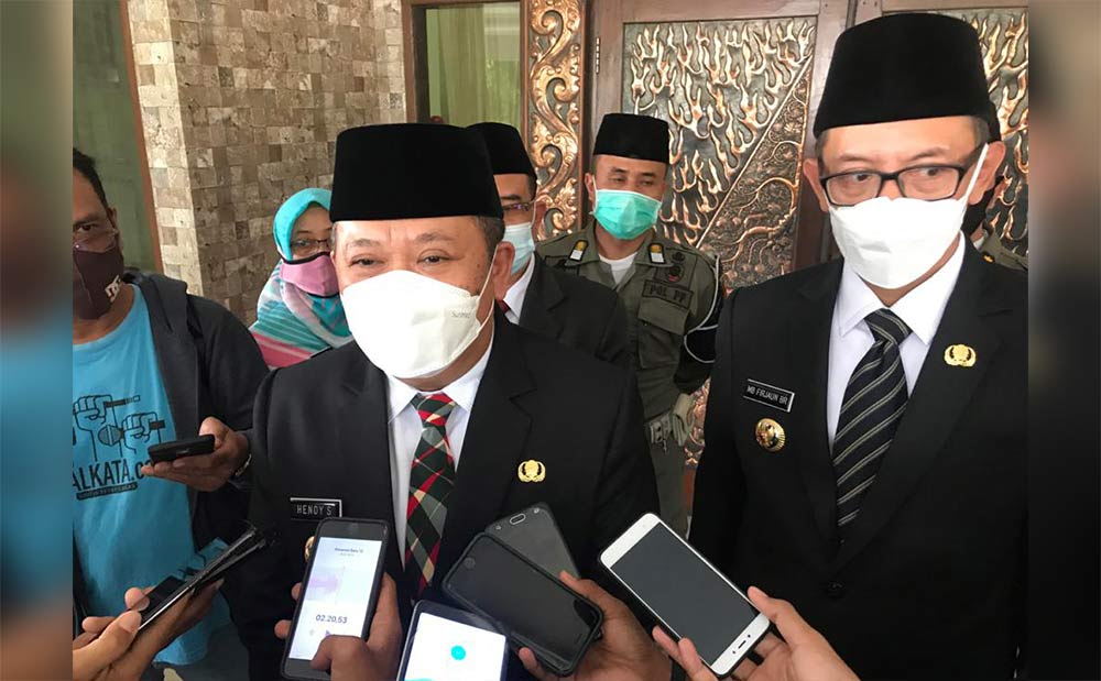 Bupati Jember Hendy Siswanto memberikan keterangan kepada wartawan usai melantik 96 pejabat di Pendopo Wahyawibawagraha, Jumat (30/04).