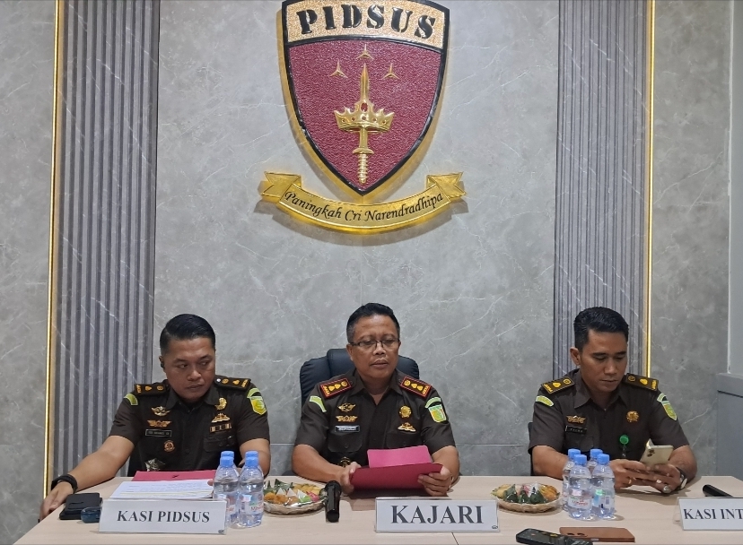 Konferensi pers capaian kinerja Kejari Tuban dalam penanganan kasus korupsi sepanjang 2025