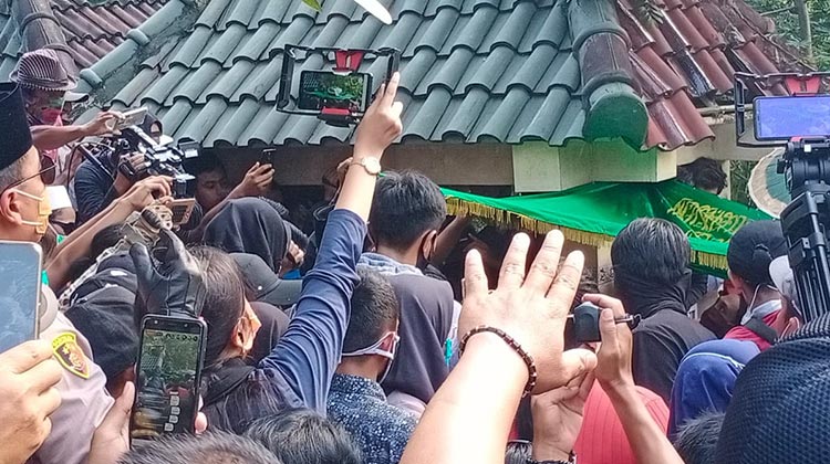 Proses pemakaman Didi Kempot yang dihadiri oleh Sobat Ambyar (julukan bagi penggemar Didi Kempot).