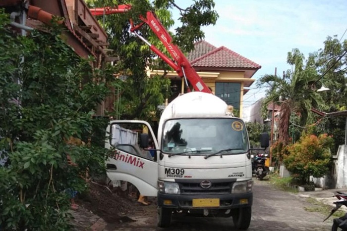 Pengecoran rumah dengan menggunakan Mini Ready Mix. foto: ist.