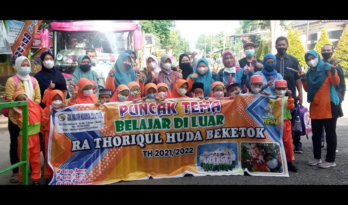 RA Thoriqul Huda Beketok, Desa Dungus, Kecamatan Wungu, Kabupaten Madiun foto bersama dengan latar belakang bus yang digunakan.