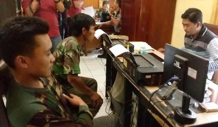 Dua pemburu kijang saat diminatai keterangan. foto: detik