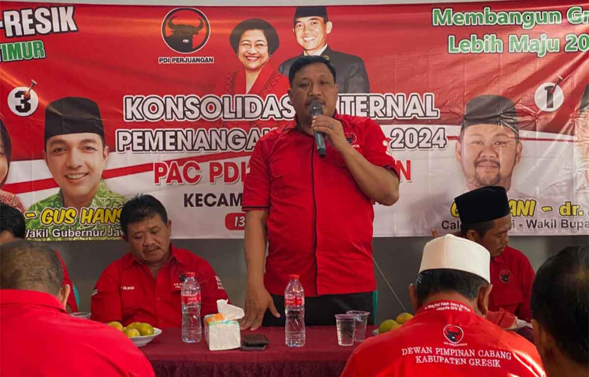 Ketua DPC PDIP Gresik, Mujid Riduan, saat memimpin konsolidasi pemenangan Yani-Alif dan Risma-Gus Hans. Foto: Ist