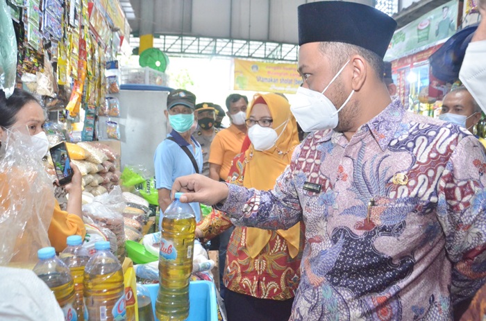 Bupati Gus Yani dan Wabup Bu Min saat sidak minyak goreng di Pasar Baru Gresik. foto: SYUHUD/BANGSAONLINE