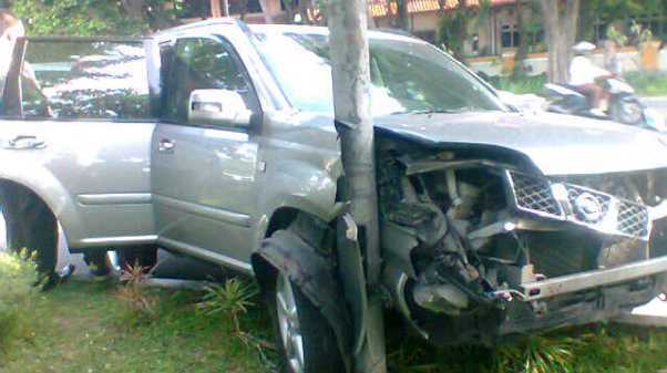 Mobil yang ringsek setelah menabrak PJU, tadi pagi. foto: nanang ichwan/BangsaOnline