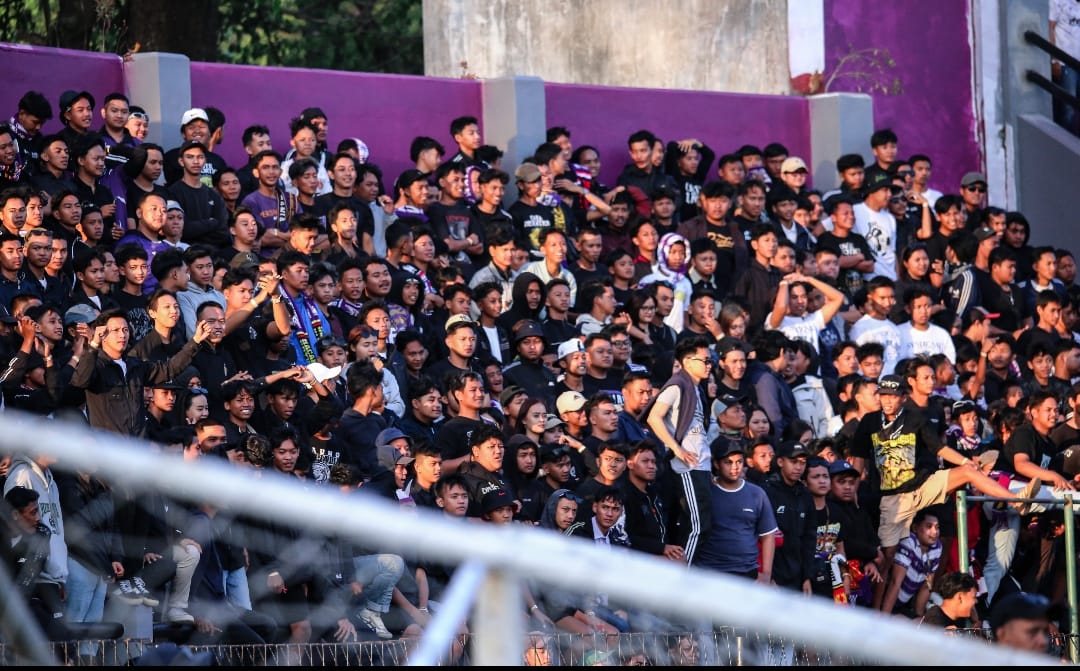 Suporter Persik saat memberi dukungan Tim kesayangannya di Stadion Brawijaya Kota Kediri. (Ist). 