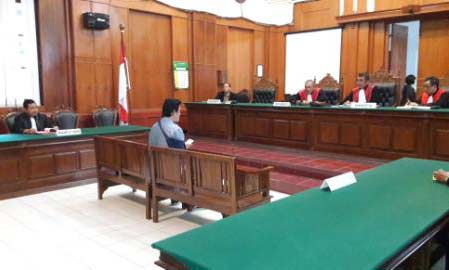 Terdakwa saat duduk di kursi pesakitan.
