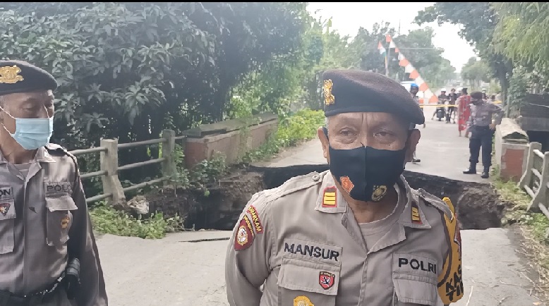 Jembatan Penghubung Pare-Kepung Kediri Putus Tergerus Air