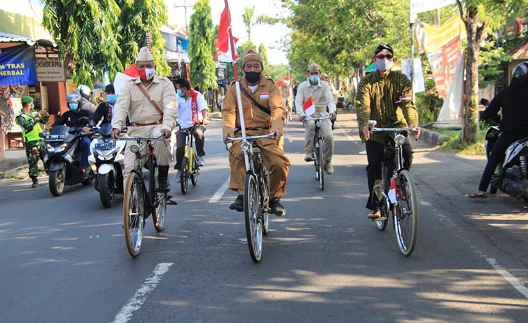 Dandim 0812 Lamongan Letkol Inf Sidik Wiyono, Bupati Fadeli, dan Kapolres Lamongan AKBP Harun saat gowes memperingati Hari Pahlawan bersama Komunitas Ontoseno.