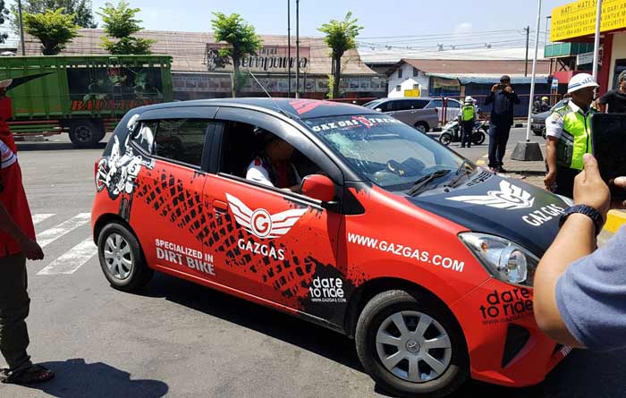 Mobil milik koordinator aksi yang dipecah oleh orang tak dikenal saat unjuk rasa.