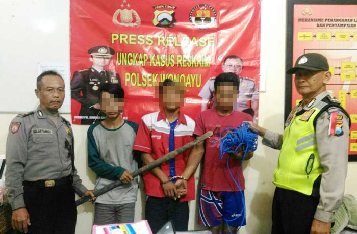 Tiga pemuda yang nekat mencuri tiang telkom saat di kantor  Polsek Wonoayu, Sidoarjo.