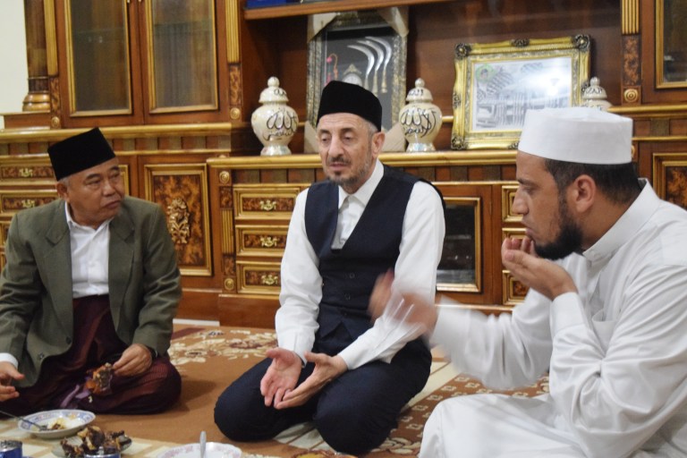 Dr KH Asep Saifuddin Chalim saat menerima Prof Dr. Muhammad Taufiq Ramadan al-Buti (tengah), Dekan Fakultas Syariah Universitas Damaskus, di Pesantren Amanatul Ummah Pacet, Mojokerto, Jawa Timur. Foto: dok. amanatul ummah/djoko pitono