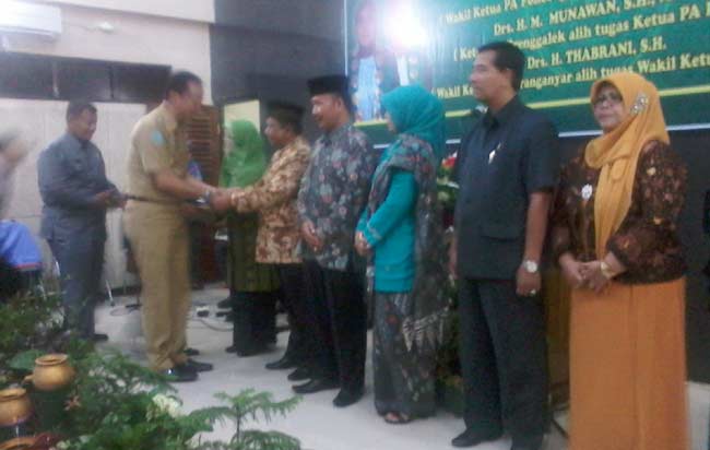 Bupati memberi ucapan selamat jalan kepada pimpinan yang alih tugas dan selamat datang kepada pimpinan PA yang baru. foto: BANGSAONLINE