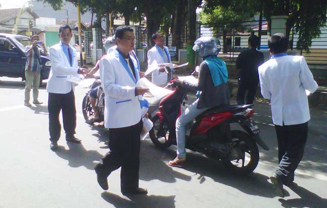 IGI saat memberikan selebaran. foto: rahmatullah/ BANGSAONLINE