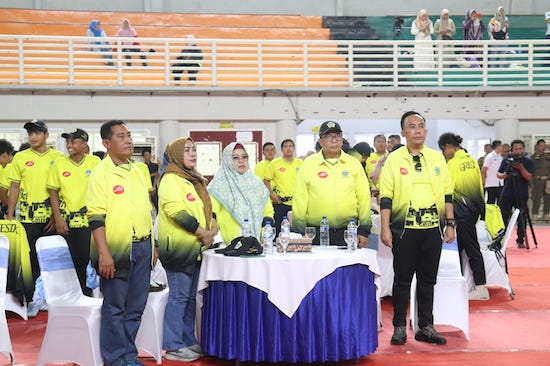 Plt Bupati Gresik, Aminatun Habibah, didampingi Sekda Achmad Washil Miftahul Rachman dan Ketua KONI Gresik Anis Ambiyo Putri melepas 122 kontingen.FOTO: ist.