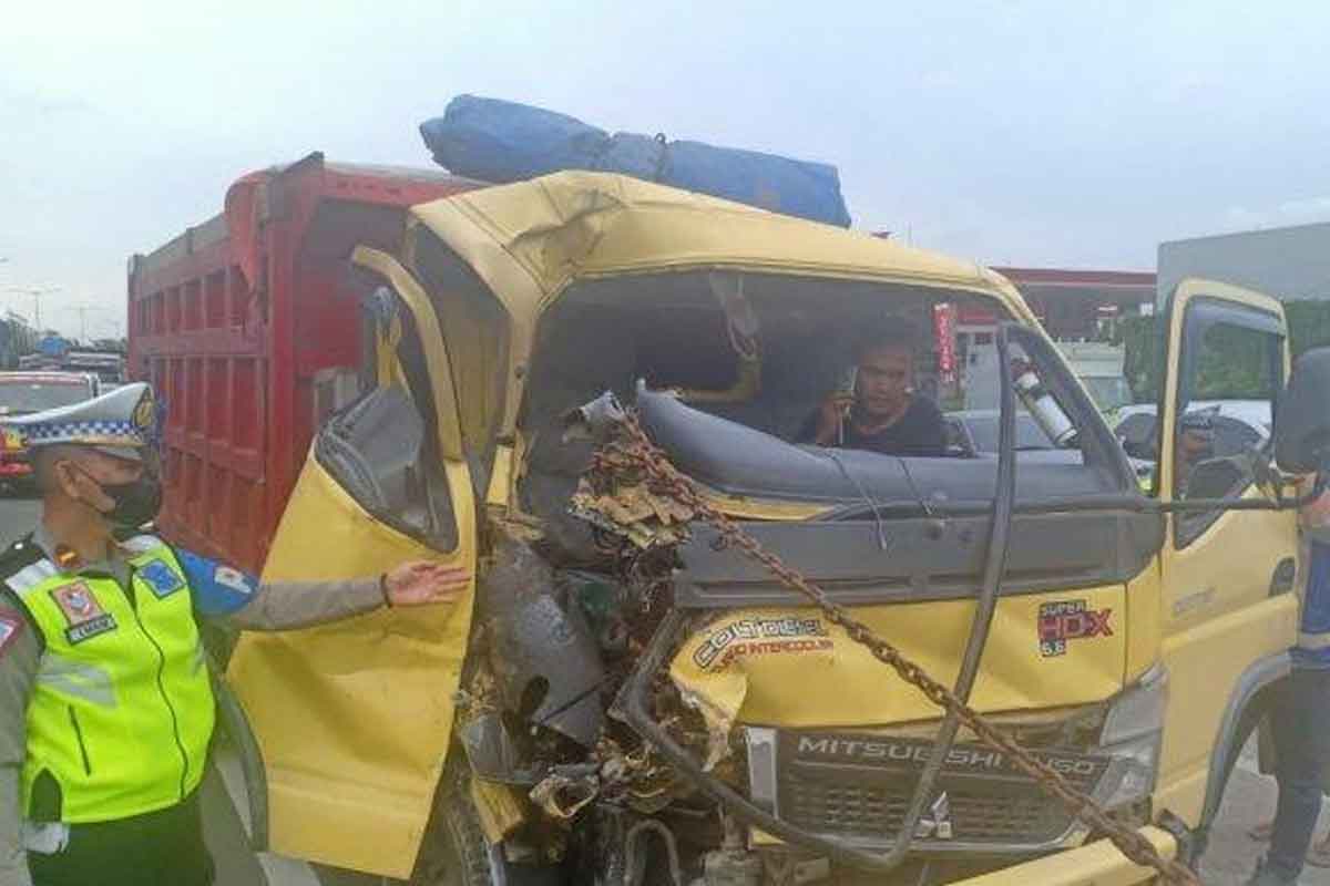Kondisi dump truk yang alami kecelakaan di Tol Waru-Sidoarjo, Selasa (27/12/2022).