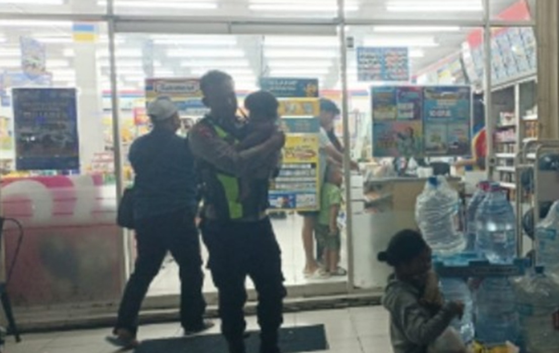 Anggota Polsek Sukodadi saat mengamankan pengemis pasutri yang membawa anak sebagai modus untuk mendapat belas kasihan