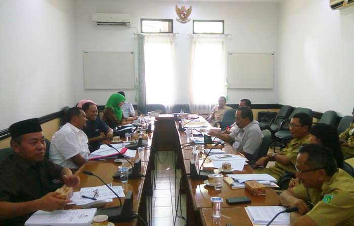 Rapat Kerja Komisi II dengan DPKD Kabupaten Pasuruan. foto: BANGSAONLINE