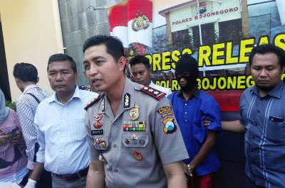 Kapolres Bojonegoro AKBP Wahyu Sri Bintoro memaparkan kronologi peristiwa tewasnya Cahya Zahra Amelia. foto: eky nurhadi/ BANGSAONLINE