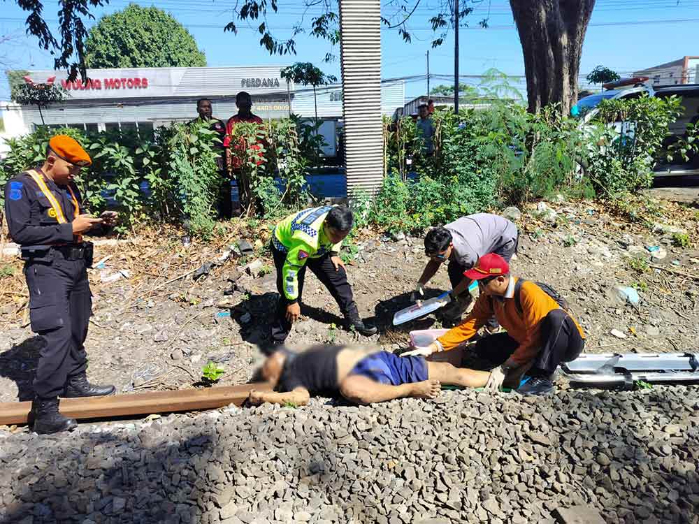 warga asal Tulang Bawang, Lampung, terserempet Kereta Api (KA) Jayabaya saat hendak menyebrang rel di perlintasan KA wilayah Desa Sruni, Kecamatan Gedangan, Sidoarjo. (Its)