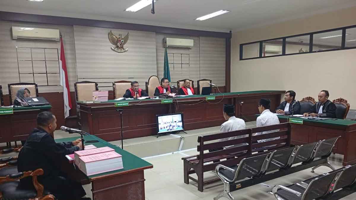 Sidang terkait kasus korupsi pengadaan beras CSR PT Smelting yang melibatkan 3 perangkat Desa Roomo, Kecamatan Manyar, Gresik. Foto: Ist