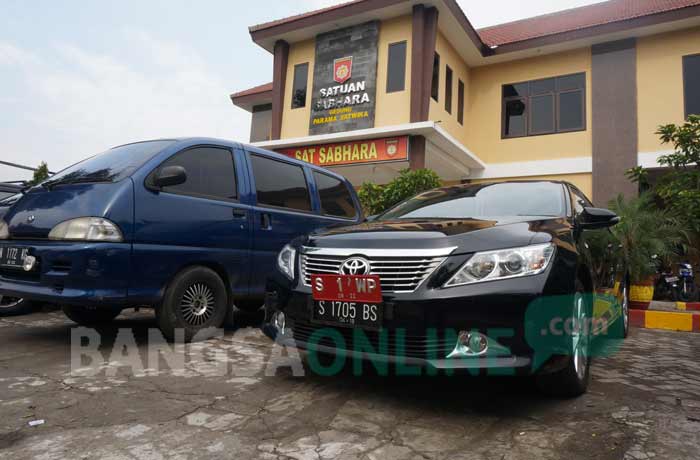 Mobil dinas terpakir di lapangan Mapolres Jombang. foto: RONY S/ BANGSAONLINE