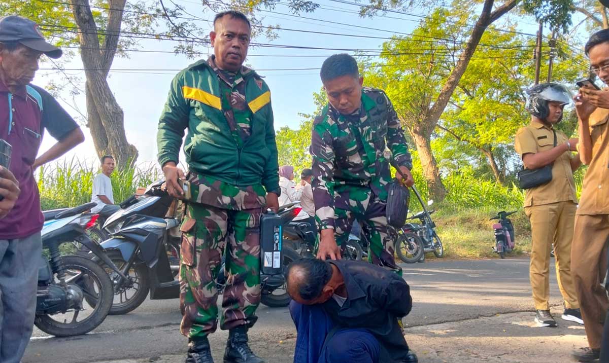 Anggota dari Koramil Grati saat mengamankan pelaku.