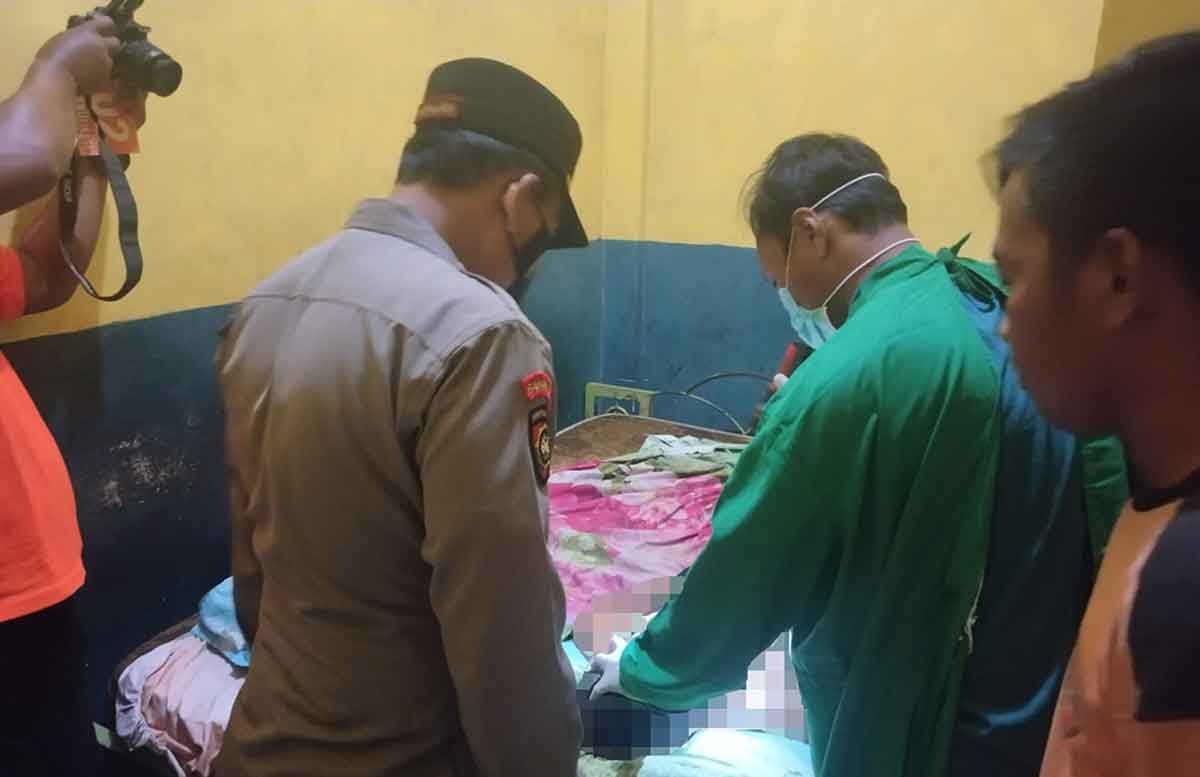 Petugas saat olah TKP di kamar Hotel Sederhana Mojoagung, Jombang.