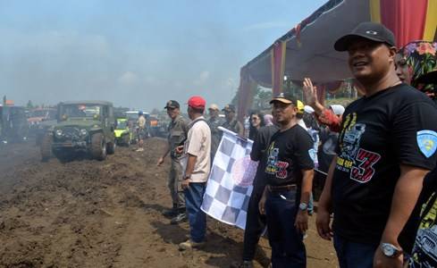 Bupati Mojokerto Mustofa Kamal Pasha (kanan) saat membuka Off Road Wisata Lintas Batas Majapahit, sabtu (17/5/2014). foto: humas