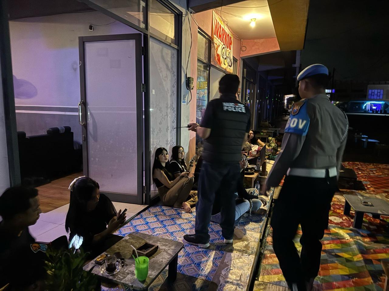 Razia Kamtibmas Gabungan, Polres Pasuruan Temukan Sajam dan Miras di Warkop 9 Gempol