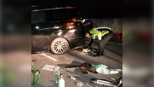 Petugas saat melakukan evakuasi terhadap mobil rombongan Band Debu di Tol Pasuruan-Probolinggo.