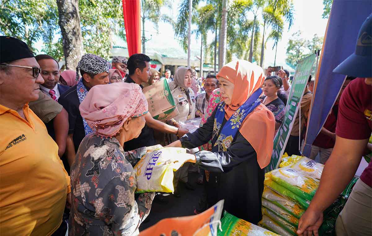 Ketua Umum IKA Unair, Khofifah Indar Parawansa, saat membagikan beras untuk lansia.