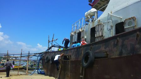 Kapal yang terdampar dan mengganggu aktivitas nelayan.