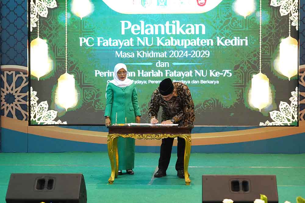 Bupati Kediri, Hanindhito Himawan Pramana, saat menandatangani MoU disaksikan Ketua PC Fatayat NU Kabupaten Kediri, Dewi Mariya Ulfa. (Ist)