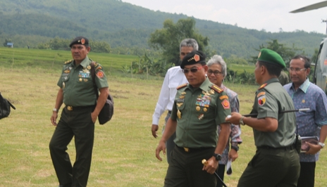 Jenderal TNI, Moeldoko saat tiba di lapangan Desa Kedewan menggunakan helikopter. Moeldoko disambut Dandim 0813 Bojonegoro dan sejumlah kepala SKPD. Foto: Eky Nurhadi/BangsaOnline.com