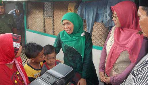 Menteri Sosial (Mensos) RI, Khofifah Indar Parawansa, saat berbincang dengan peserta PKH di Kabupaten Sumenep. foto: rahmatullah/bangsaonline.com