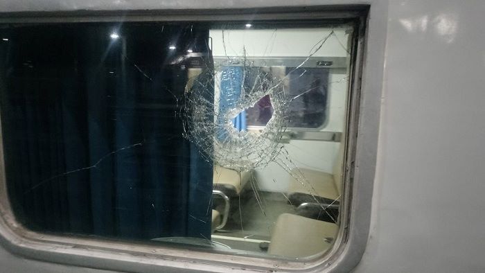 
Caption : Kondisi kaca jendela Kereta Api Pasundan pecah. dokumen KAI Daop 8.