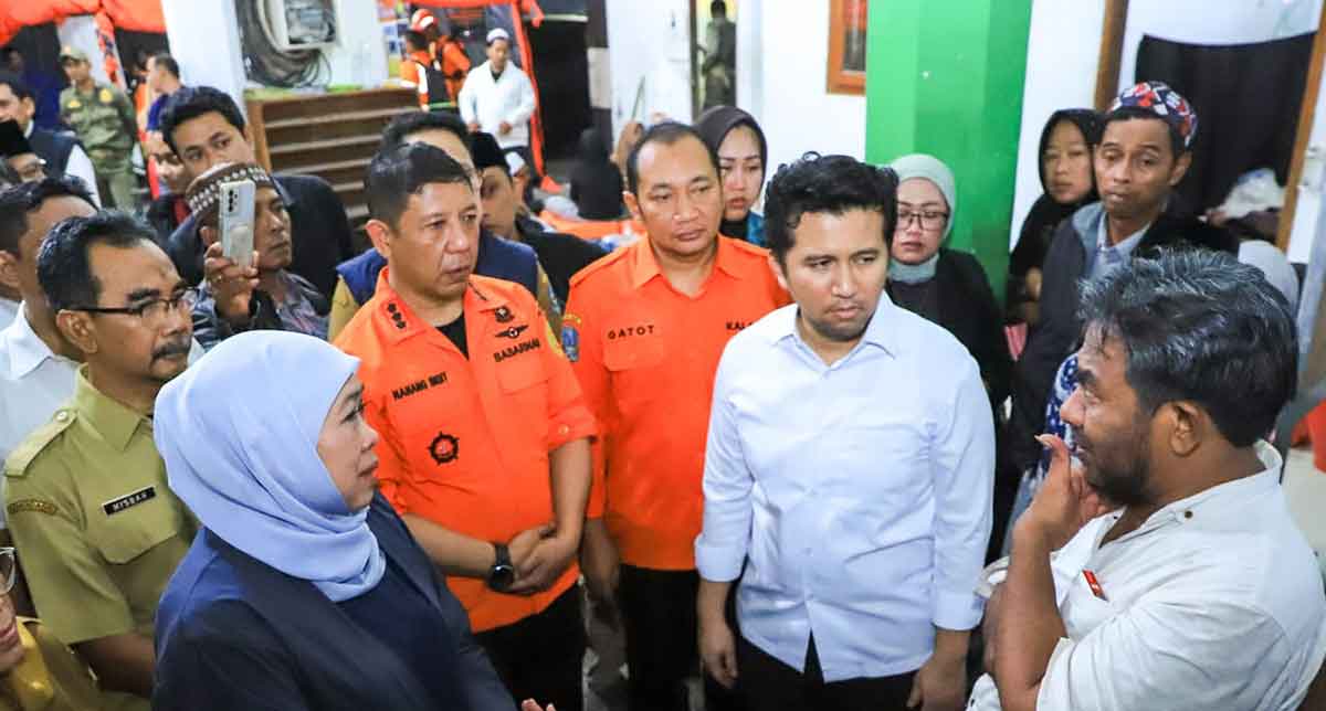 Gubernur Khofifah didampingi jajaran pejabat saat berada di Ponpes Al Khoziny, Sidoarjo.
