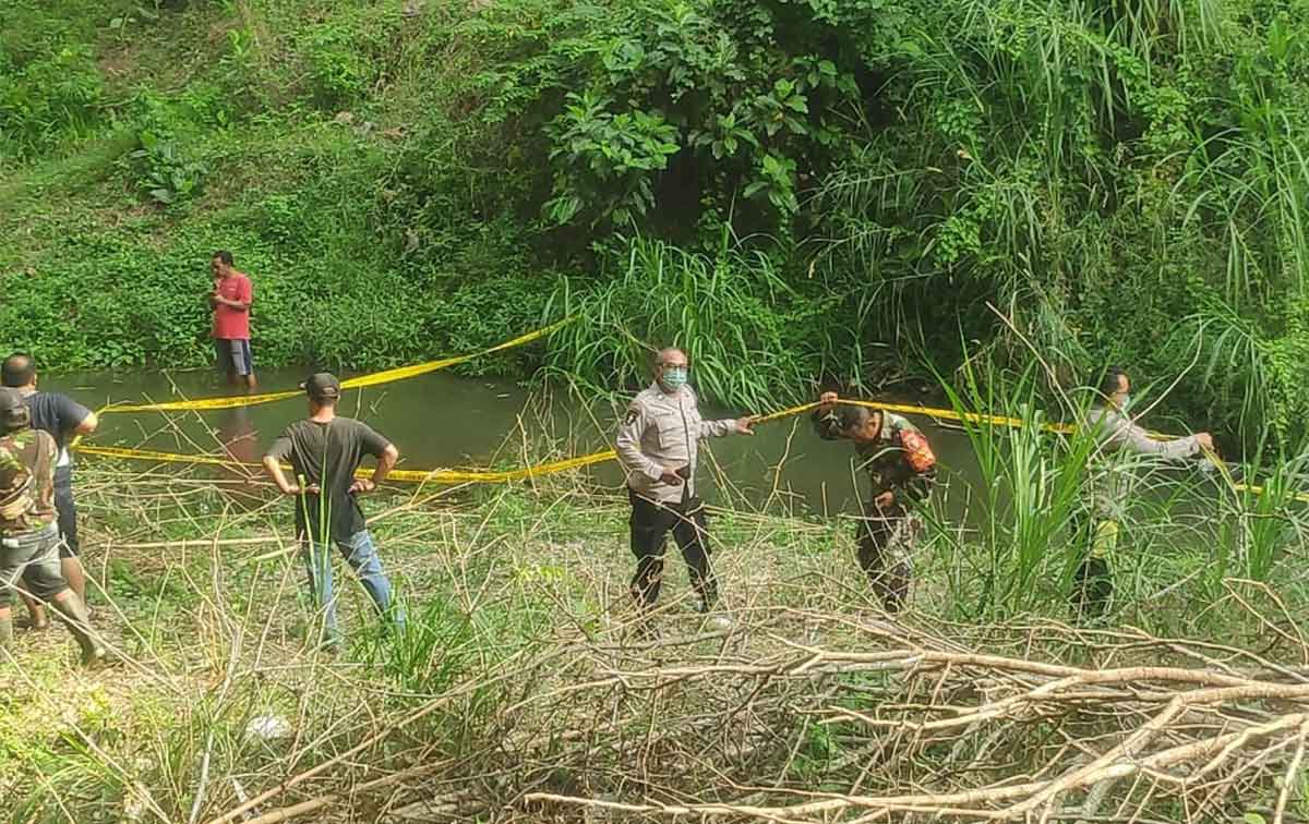 Polisi saat olah TKP penemuan jasad bayi di Blitar.
