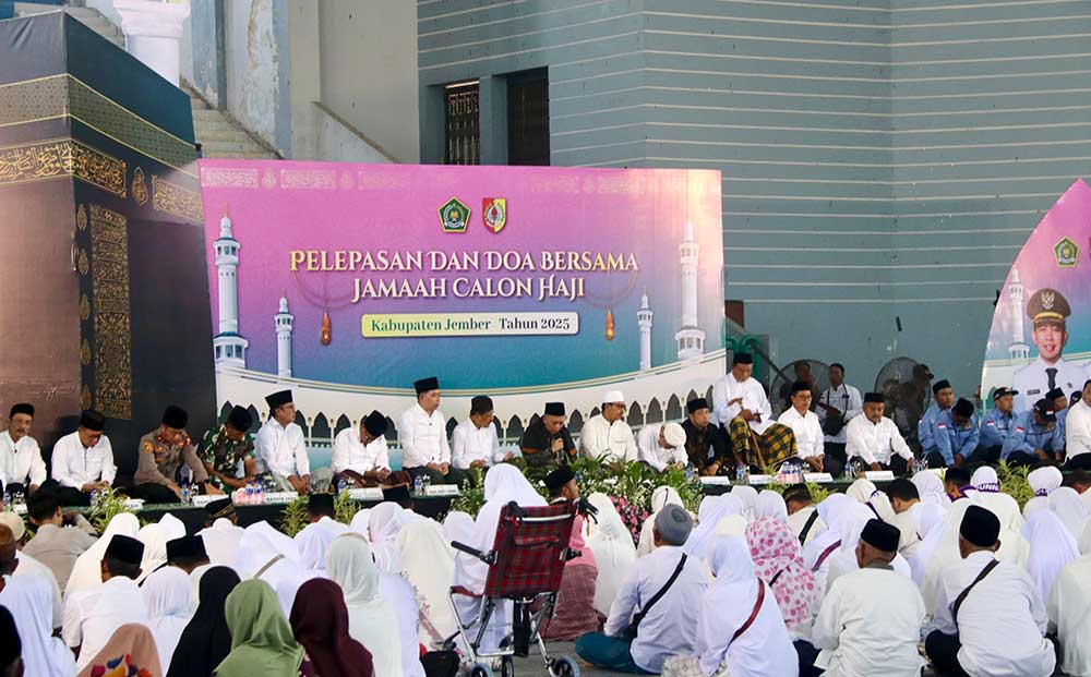 Jemaah calon haji Jember saat menggelar doa bersama Bupati Muhammad Fawait. 
